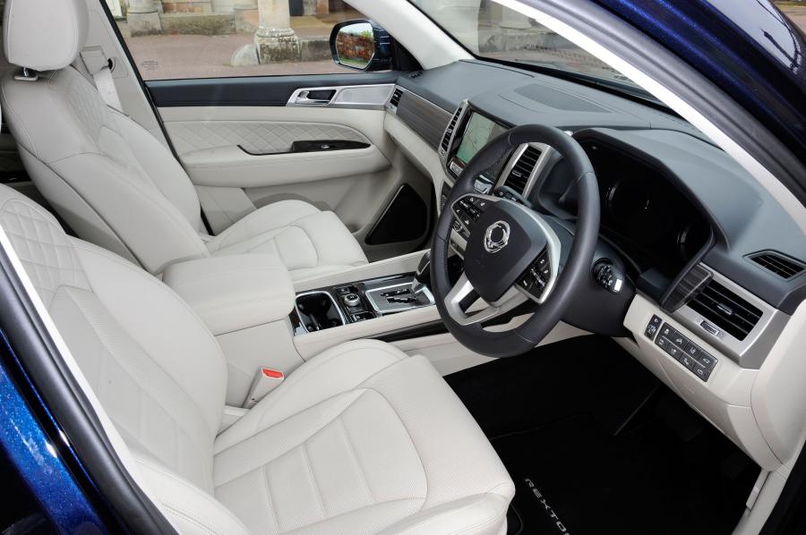 Интерьер SsangYong Rexton Ultimate 2017 года  (UK) (фото 6 из 12)